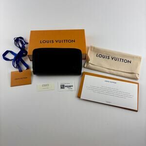 Louis Vuitton Zippy Wallet Black Epi Leather Authentic Full Set Box Dust Bag Tag